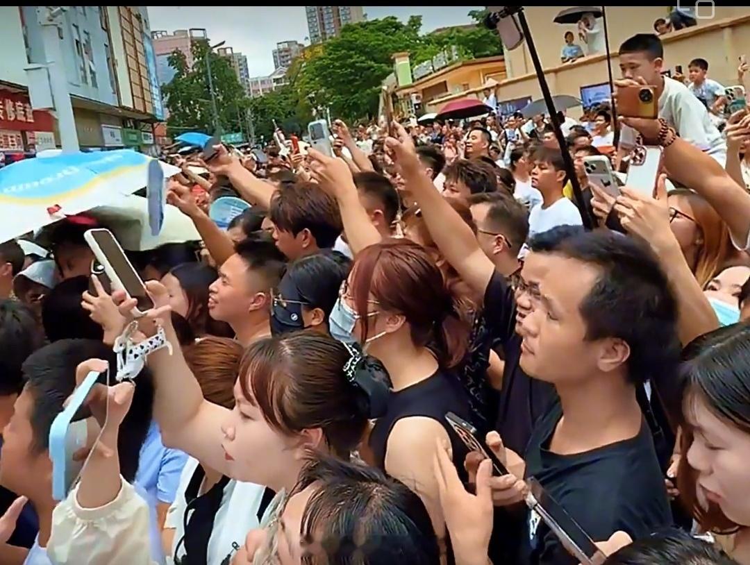 今天东莞现场直接被星爷的人气震撼到！7月23日《功夫女足》路演，当地气温直冲40