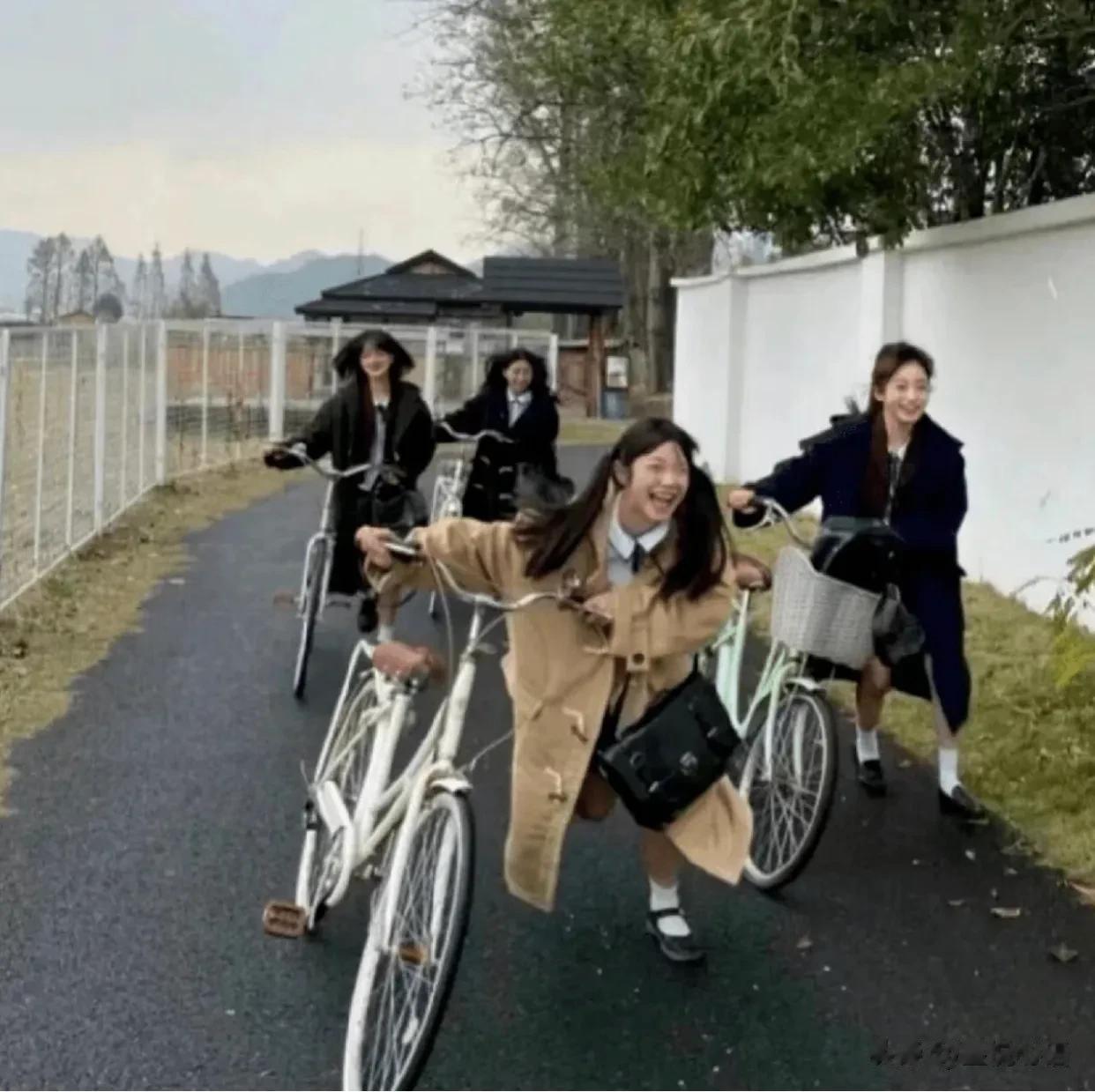 终于知道该怎么安慰好朋友了！！！
1.外界的声音都是参考，你不开心，就不要参考。