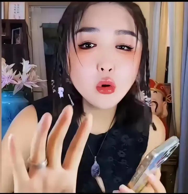 这些人嘴里真的是没有实话。
说翻脸就翻脸。
娇娇和魏三也翻脸了。
不光向魏三这个