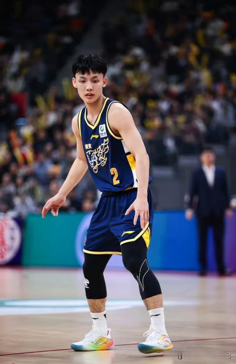 矮个传奇：徐杰的CBA逆袭之路
 在高人林立的CBA赛场，1米78的身高曾被视为