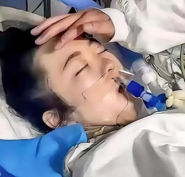 泪目！河南，21岁女孩病危，临终前死死抓住父亲的手不放，然后断断续续说出了自己的