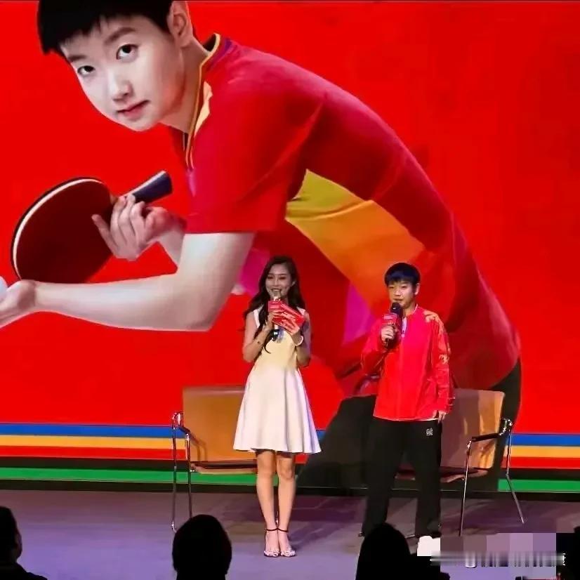 孙颖莎受邀参加可口可乐活动。活动现场热闹非凡，充满了活力与激情。
 
孙颖莎一出