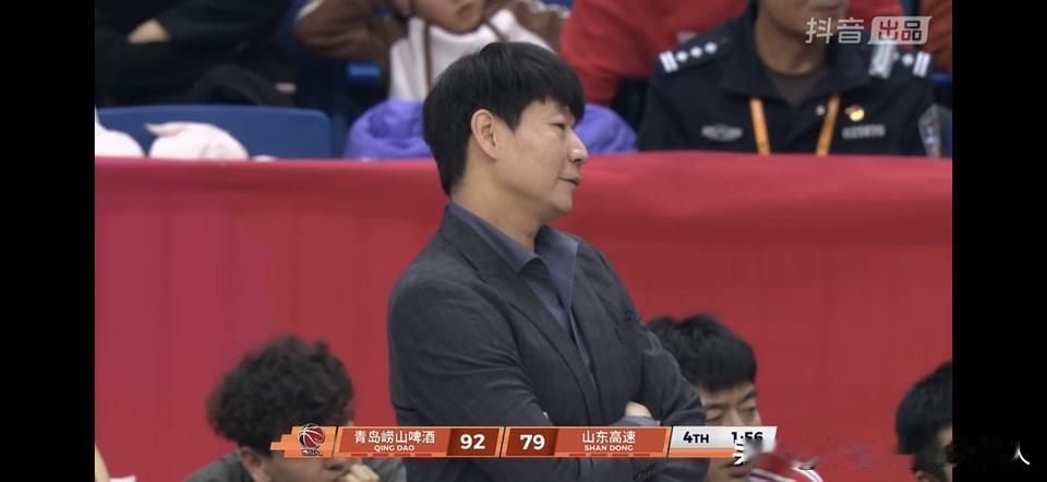 高速男篮三连败只是开始！
回看本场比赛，明显的是陶汉林和陈林坚被以高诗岩和邱彪为