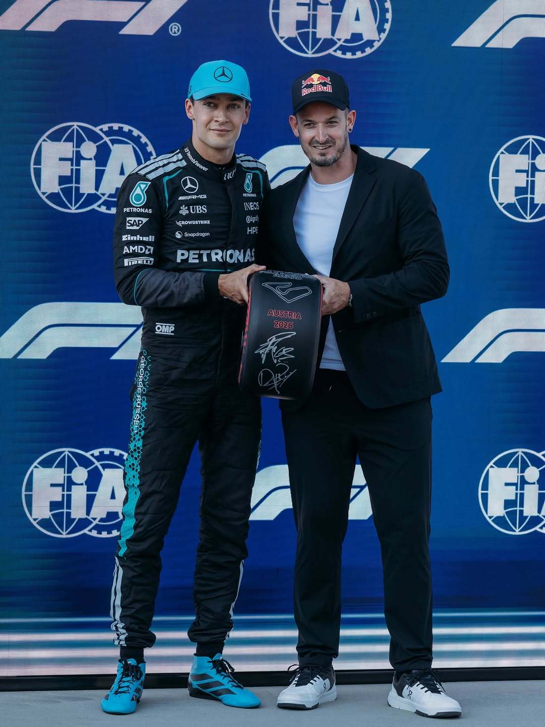 F1官方狂更20图👇🏻George on pole at the Red B
