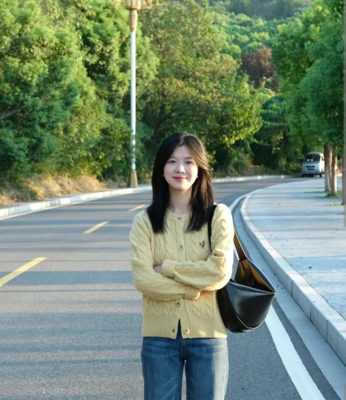 下联；近赏绿树红花。求上联。远望白山黑水。