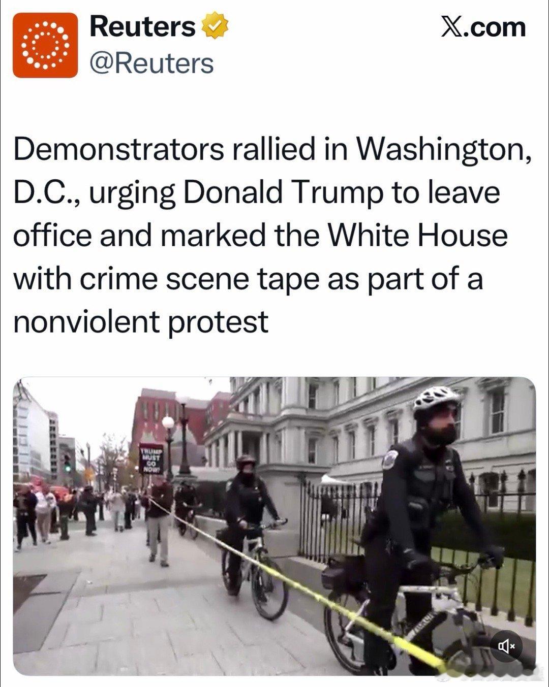 反川组织在DC集会，持“犯罪现场”标识绕行白宫，要求总统立刻引咎辞职 