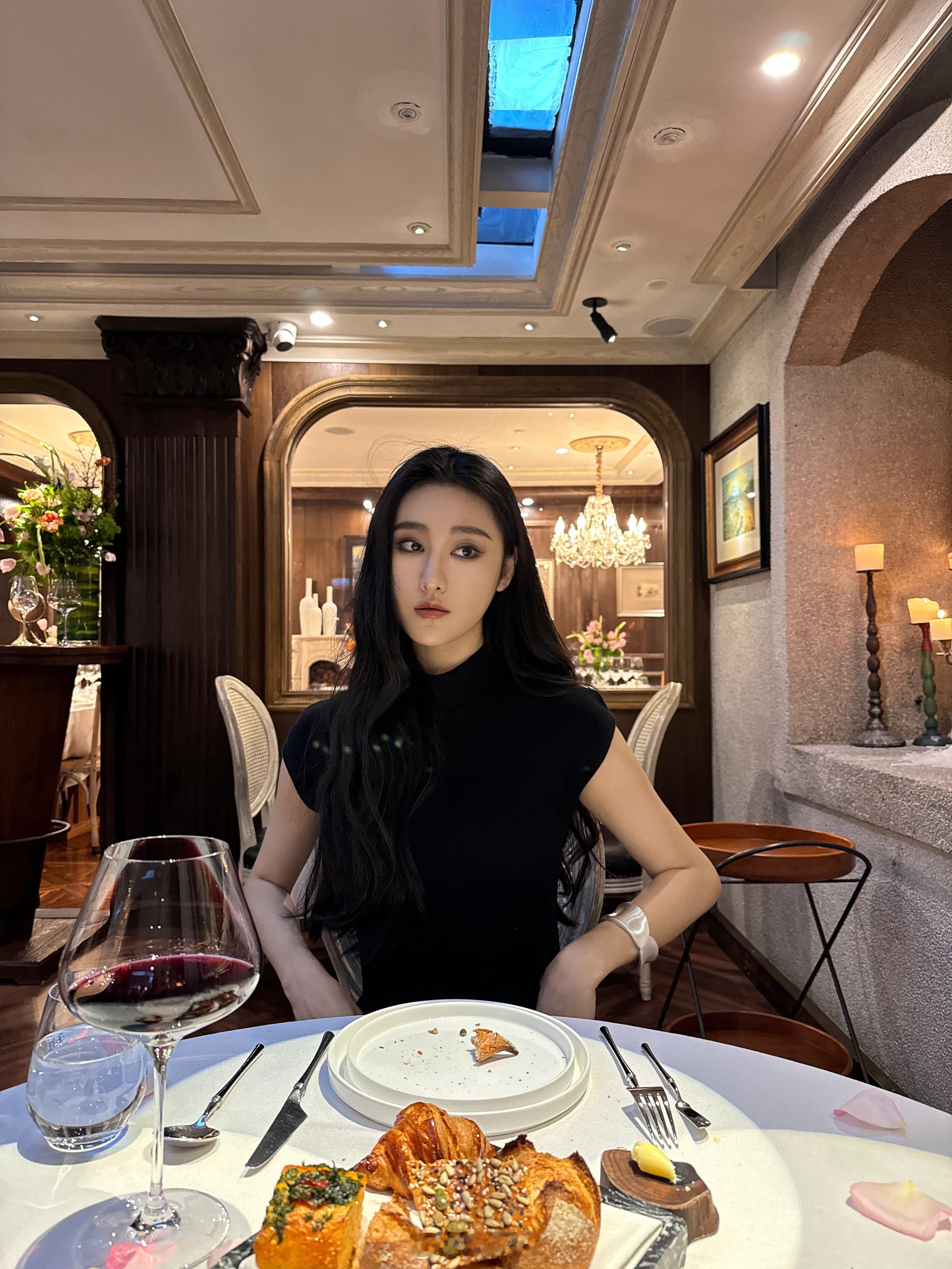 对近期的生活表示很满意[吃馕] ​​​