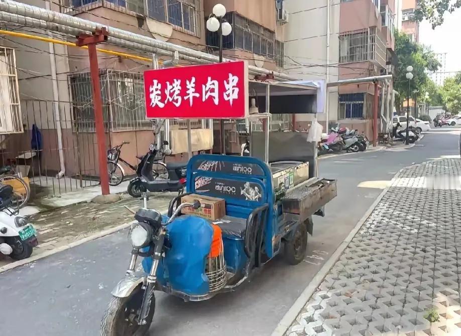 这样是不是丢人现眼
去摆摊也好，打工也罢，就是去捡破烂，他只要肯干，只要他知道去