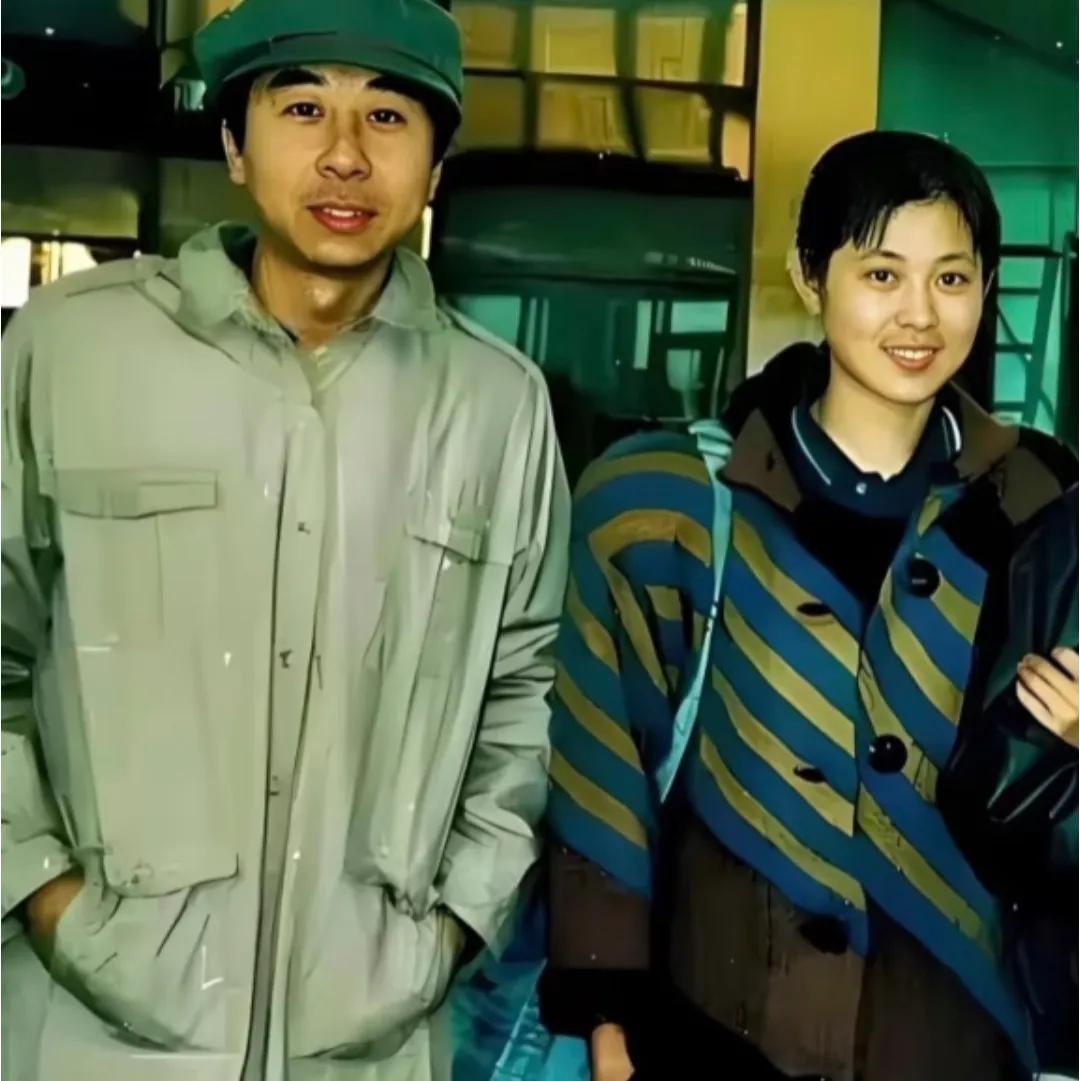 时过境迁，1988年冯巩31岁，倪萍29岁。那时两人都很年轻，还蛮有夫妻相的，要