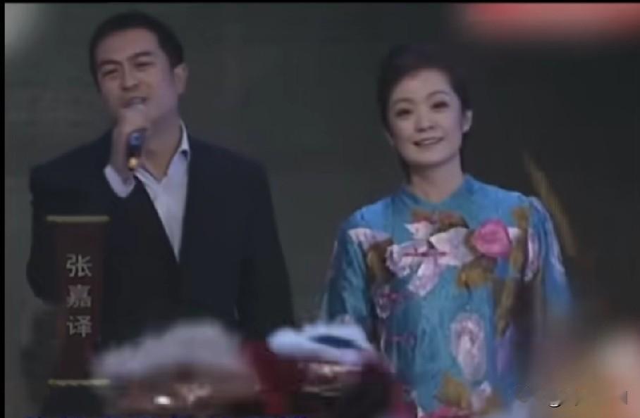 今天第一次看到张嘉译和现任妻子王海燕同台演唱的视频，真的是被惊艳到了。说王海燕配