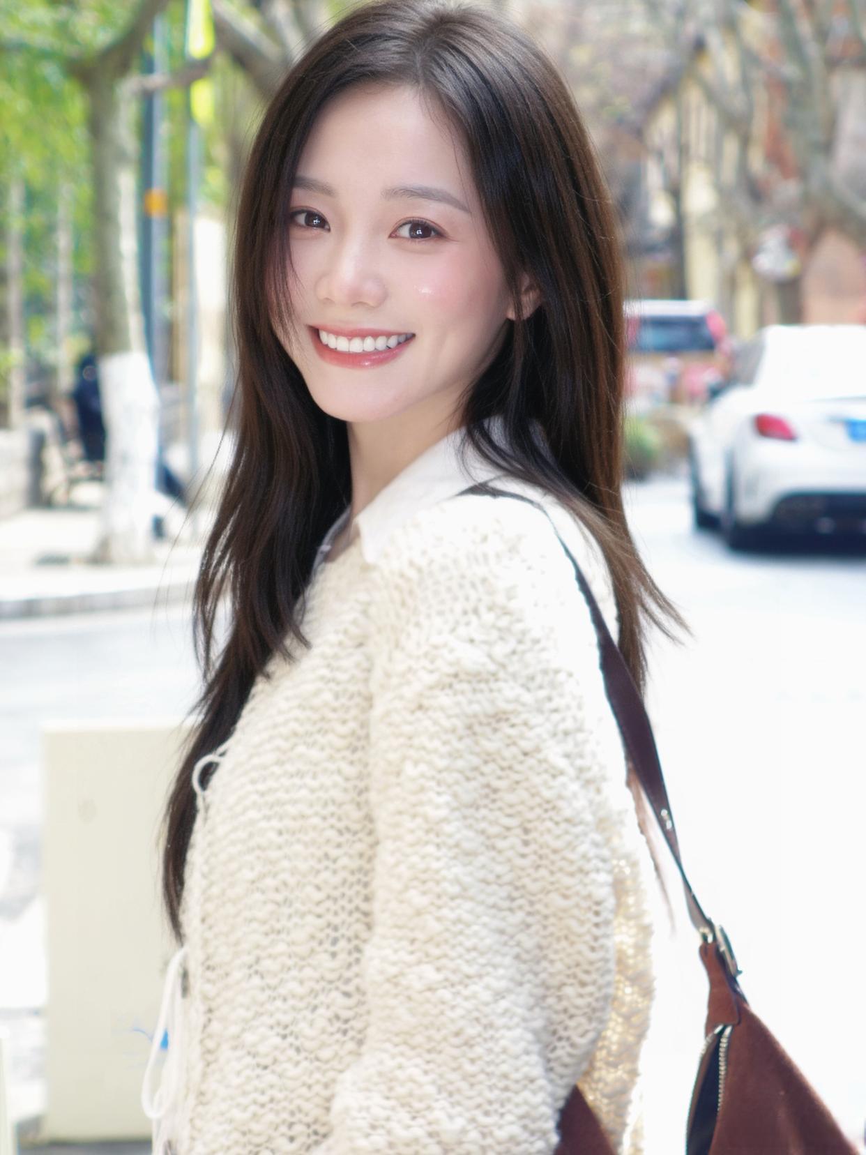 她走过街角
风也放慢了脚步
笑容如春日初绽的花
不争不抢，却暖了整条路