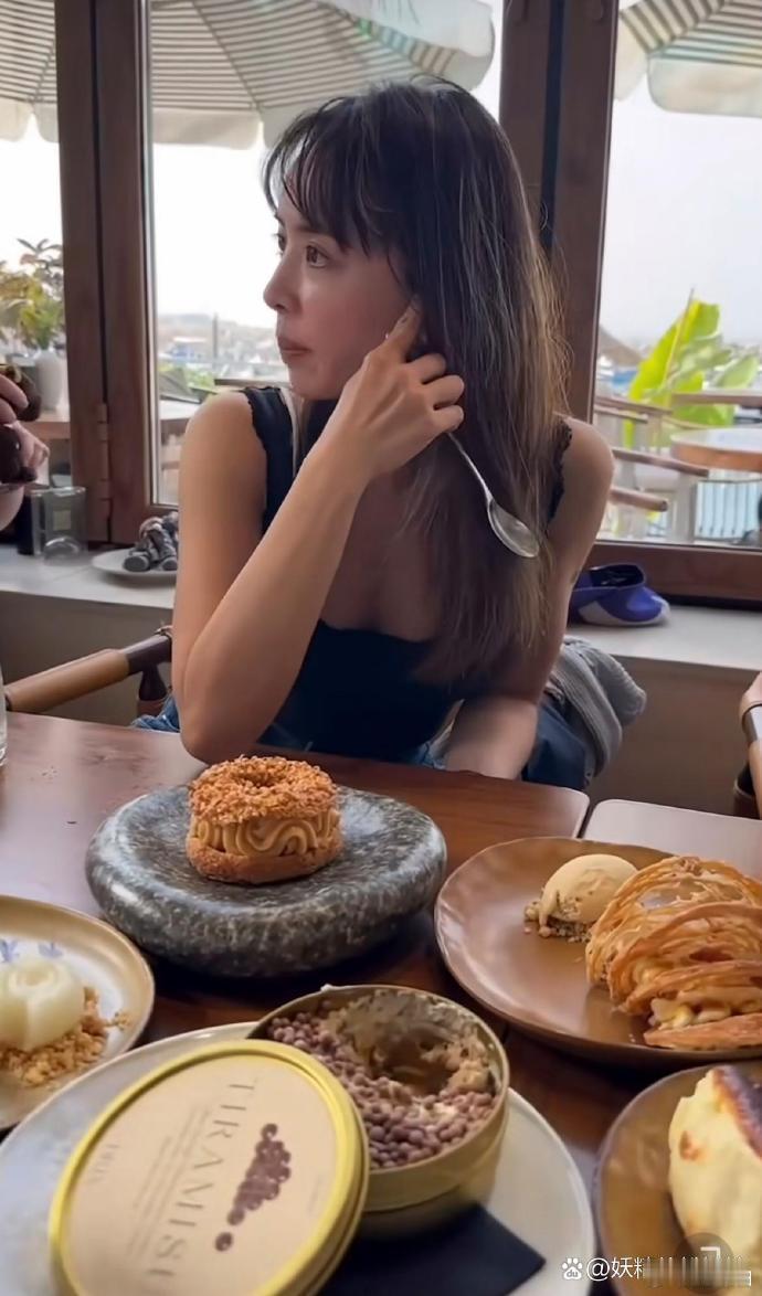 蔡依林惬意出国游，赚足财富畅享生活，不婚不育环游世界，这般自在引诸多女性向往。 