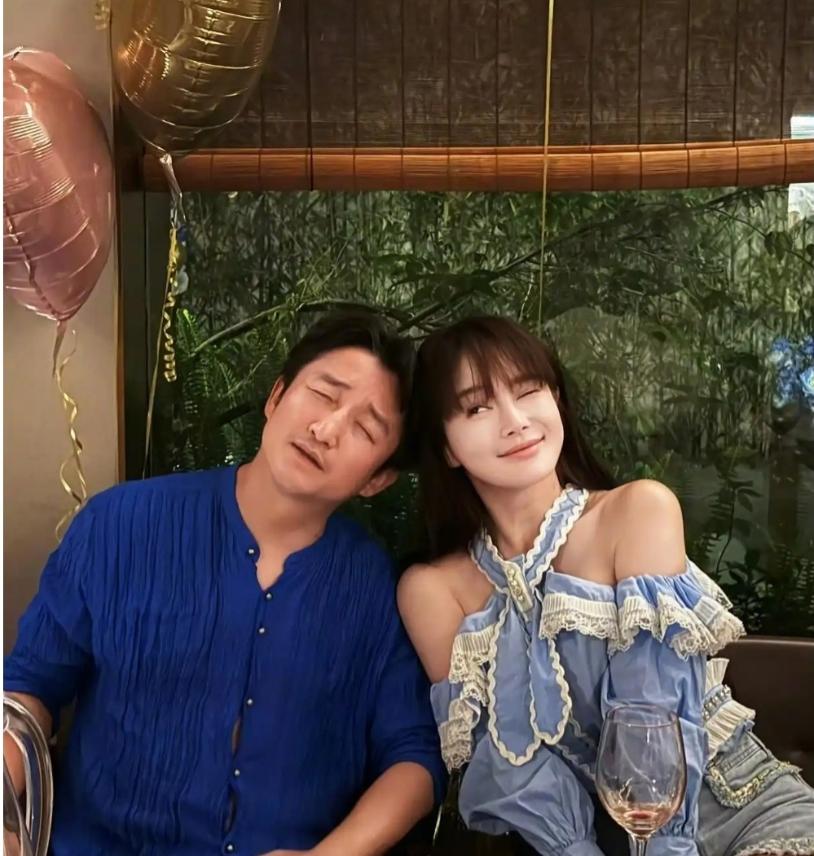 婚姻都烂成这样了，怎么还离不掉？分房睡了三年，两亿身家赔了个精光。冉莹颖自己给婚