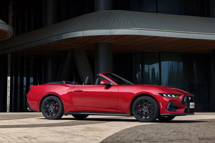 全新福特Mustang车型将在6月21日正式上市，除了我们熟悉的双门硬顶版外，该