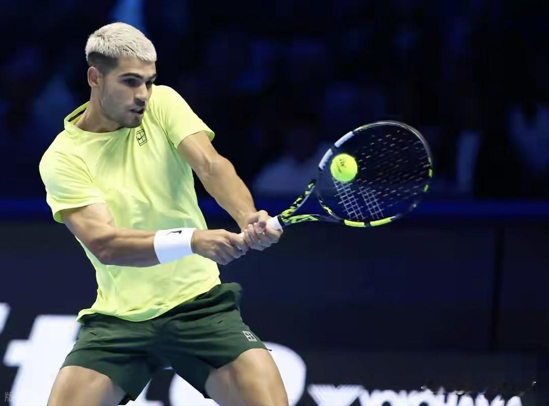 ATP年终总决赛吉米·康纳斯组第三轮决战，阿尔卡拉斯以6-4、6-1轻松战胜本土