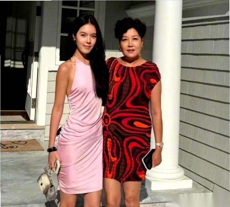 哈文发了张新合照，和女儿。
距离那件事，已经过去了两千多个日夜。她依然守在美国，