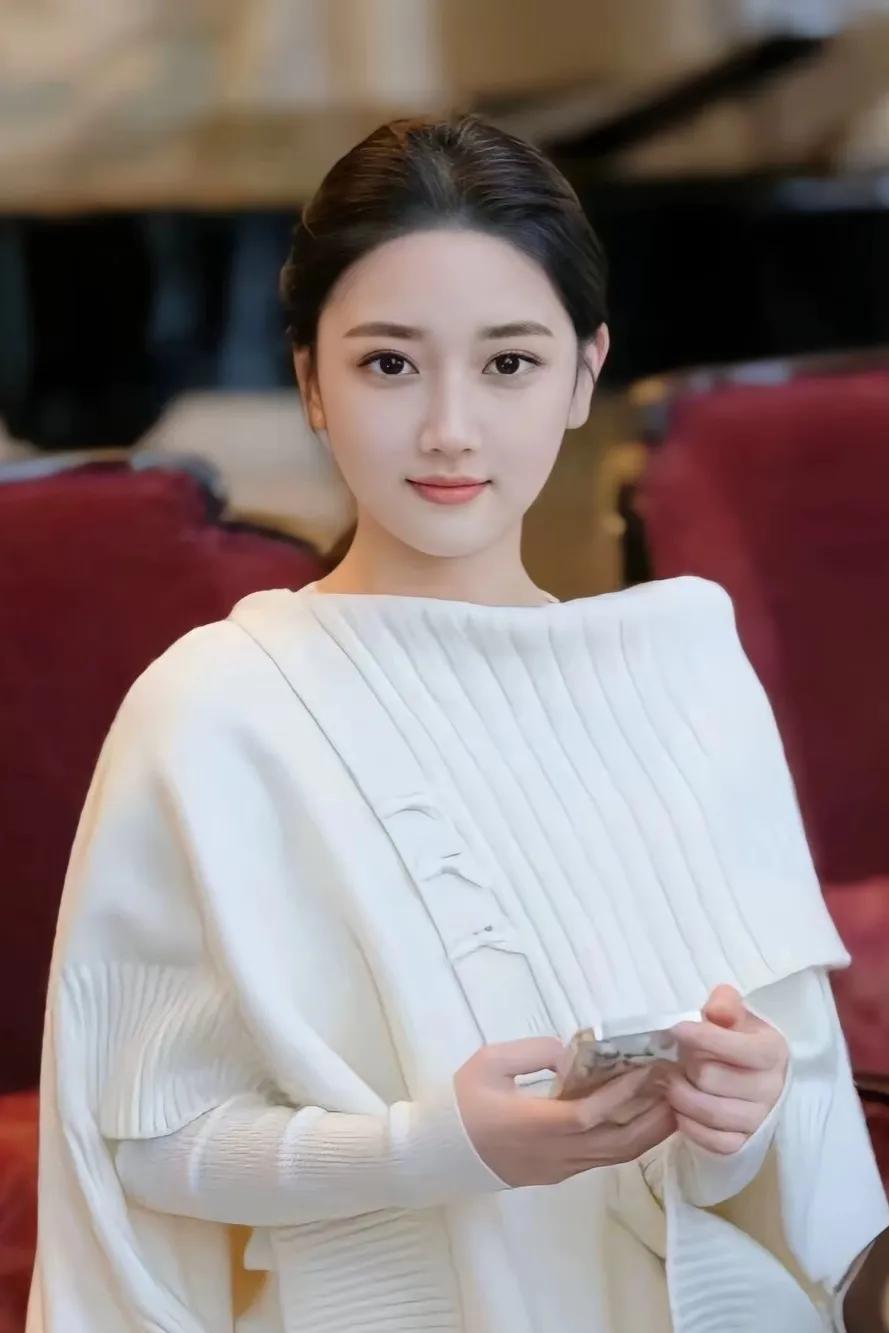 标准的鹅蛋脸美女，微微一笑很倾城。#仙女般的美人#