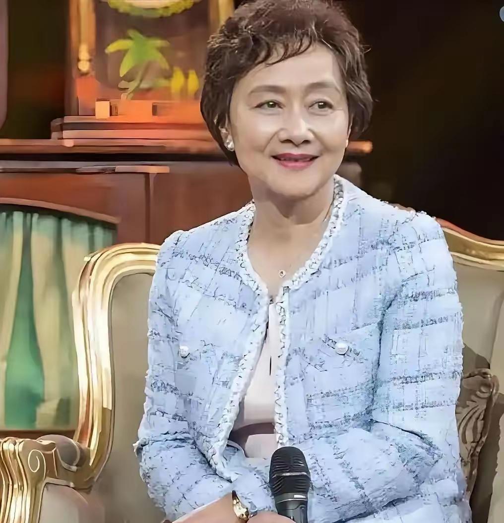 75岁的资深戏骨黄梅莹，与丈夫金鑫自初恋起便不离不弃，携手走过了41年的岁月。如
