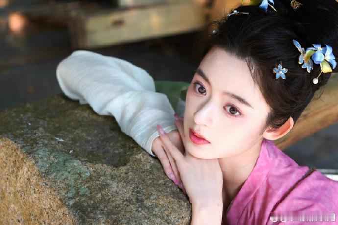 黄杨钿甜把长发的美发挥到极致，头发养长了的好处全在古装造型，手搓古装超灵动。黄杨