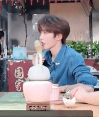 刘宇吃冰淇淋动图被热议。 刘宇 ​​​