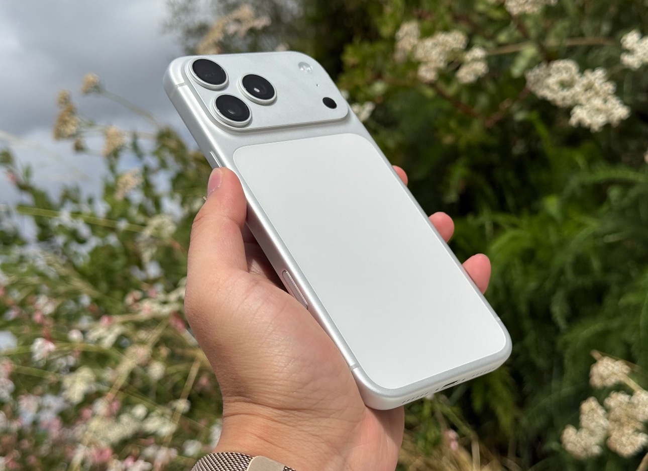 iPhone17跟16Pro怎么选这个银白配色加上横版摄像头真的有种复古未来风的
