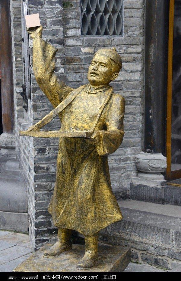 小区里孩子也在玩烟卡，有位居然脖子挂了一个街头卖烟人常用的长方盒，用它收纳烟卡，