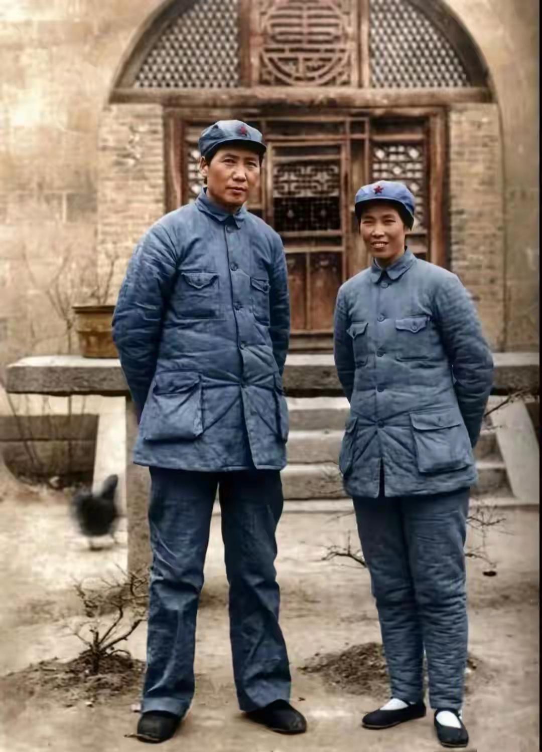 这应该是1937年在延安的一张照片吧。非常珍贵。主席身边这位认识吗？真的很怀念。