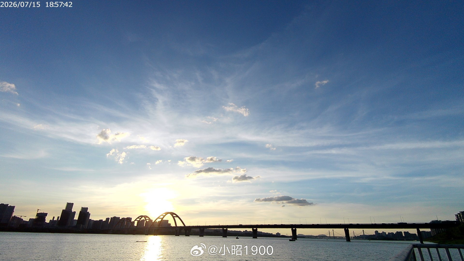 夕阳西下。 
