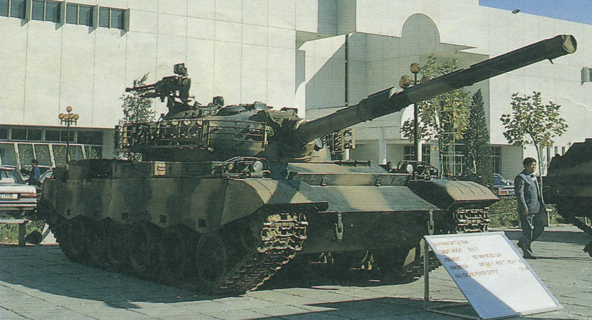 于1988年北京国际防务展(ASIANDEX)上由北方工业展出的80-2式主战坦