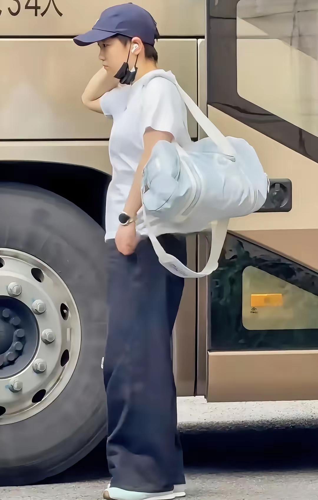 上海集训终于结束了，终于看到莎莎了
这20多天没见到莎莎了，感觉莎莎好像增肌了