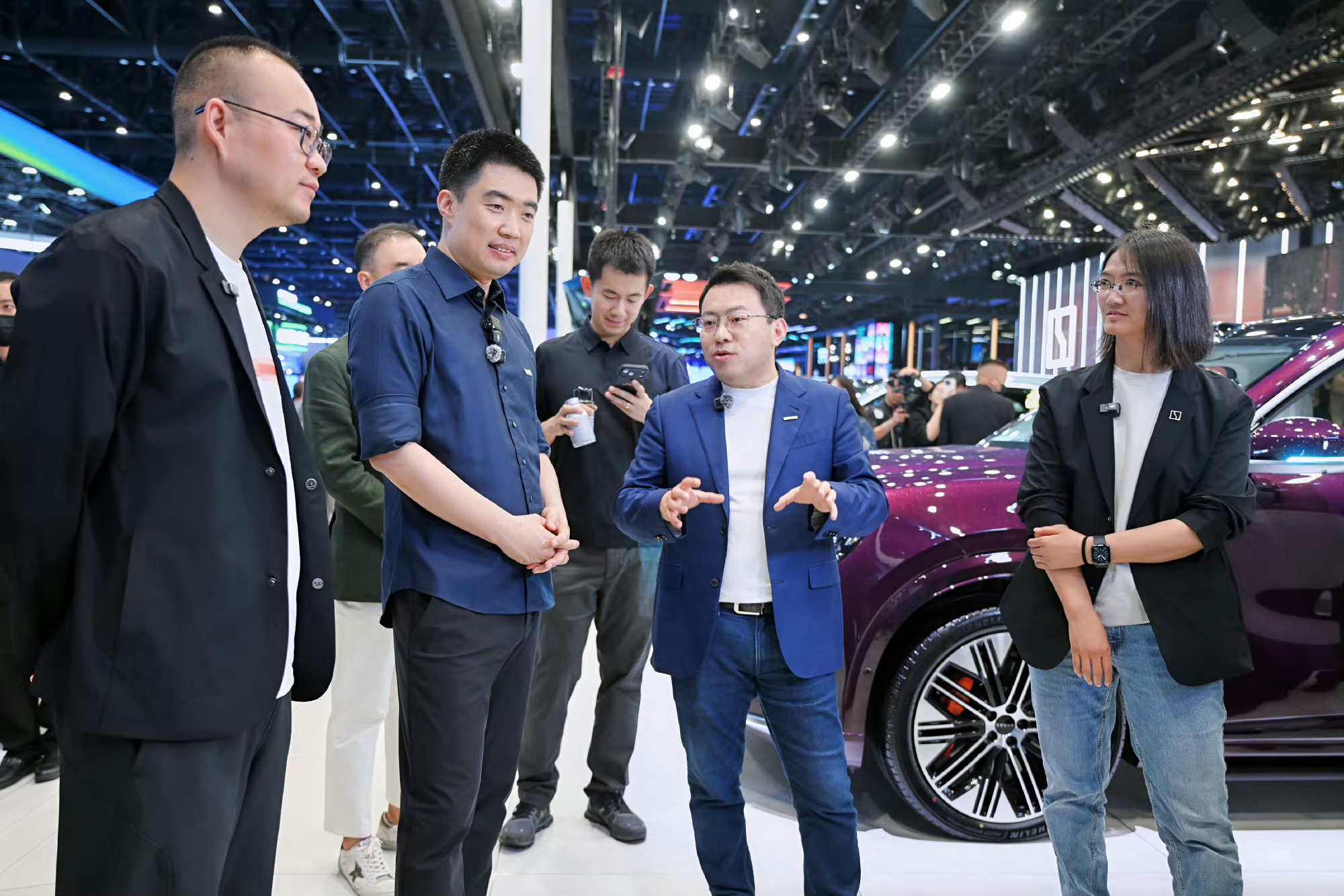 李想说要豪华先安全哇，李想去极氪展台啦。不过我的关注点不是李想和淦家阅，而是徐云