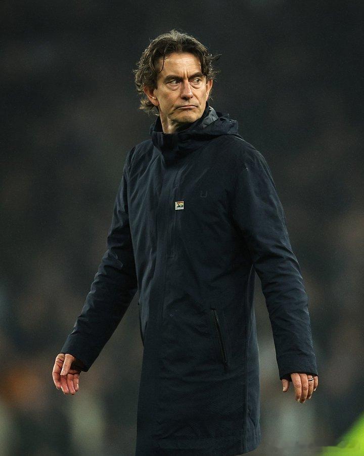 热刺主帅弗兰克下课 弗兰克执教热刺8个月战绩↓▫️ 38 场比赛：13 胜 | 