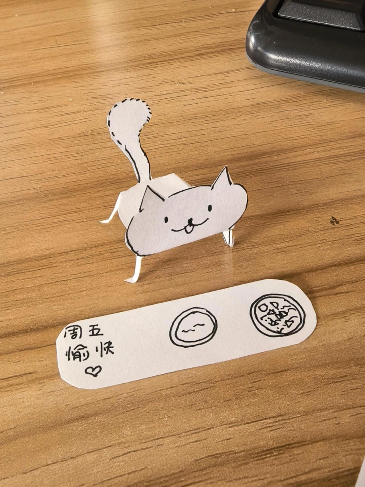 上午领导不在，养一只小纸猫