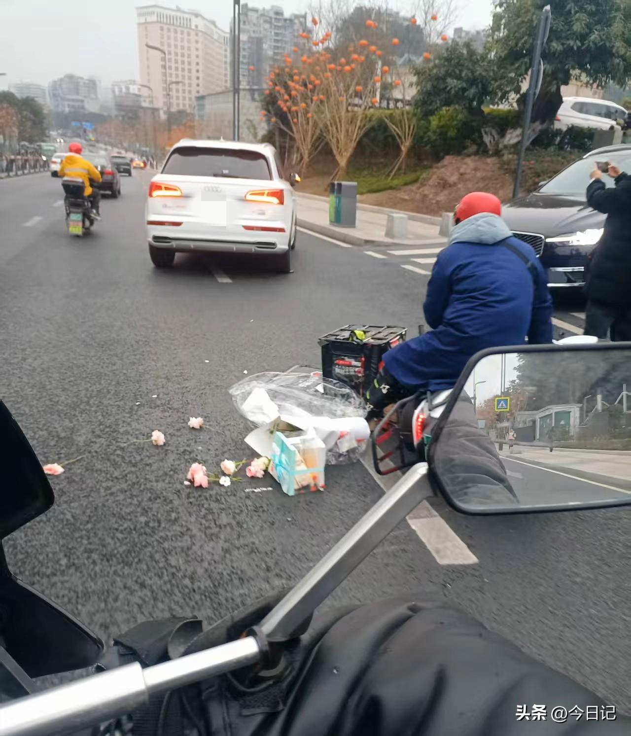 张雪峰的猝死，
真应了那句话，
在生命面前其他都是浮云。
一个不缺钱，
一个不缺