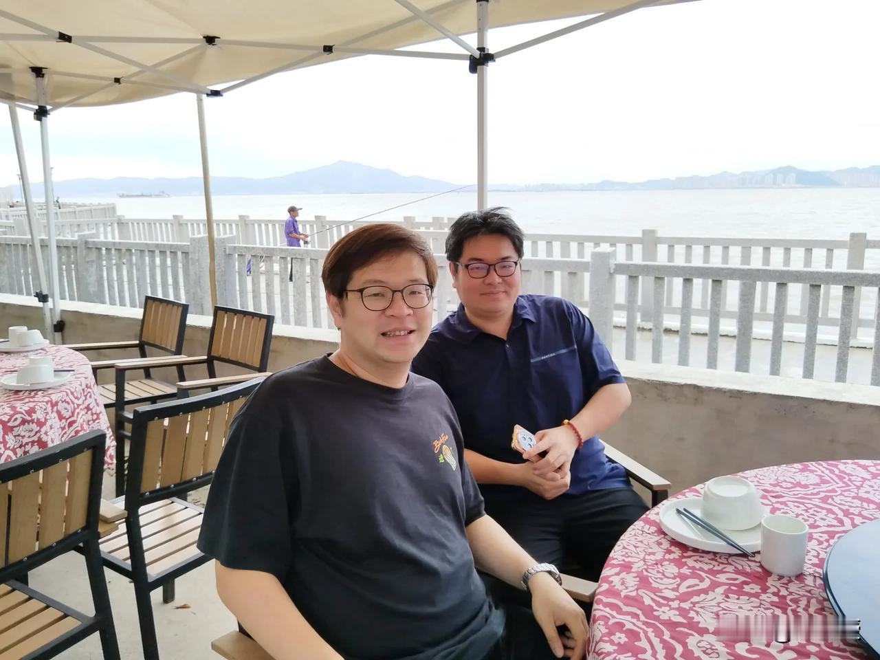 和今日头条百万粉丝大V
有认识的吗？
在海边吃饭
今天是十六，赶上了涨潮
潮水越