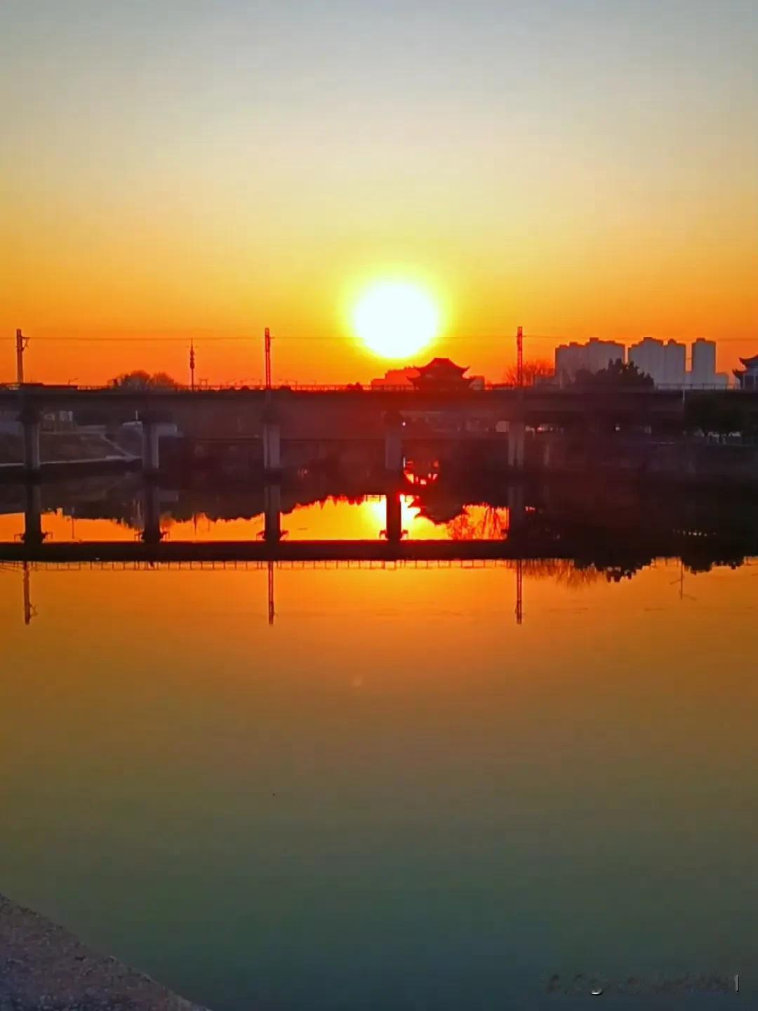 夕阳无限好，只是近黄昏。
日出日落又一天，四季轮回又一年。

晒晒你的日落 分享