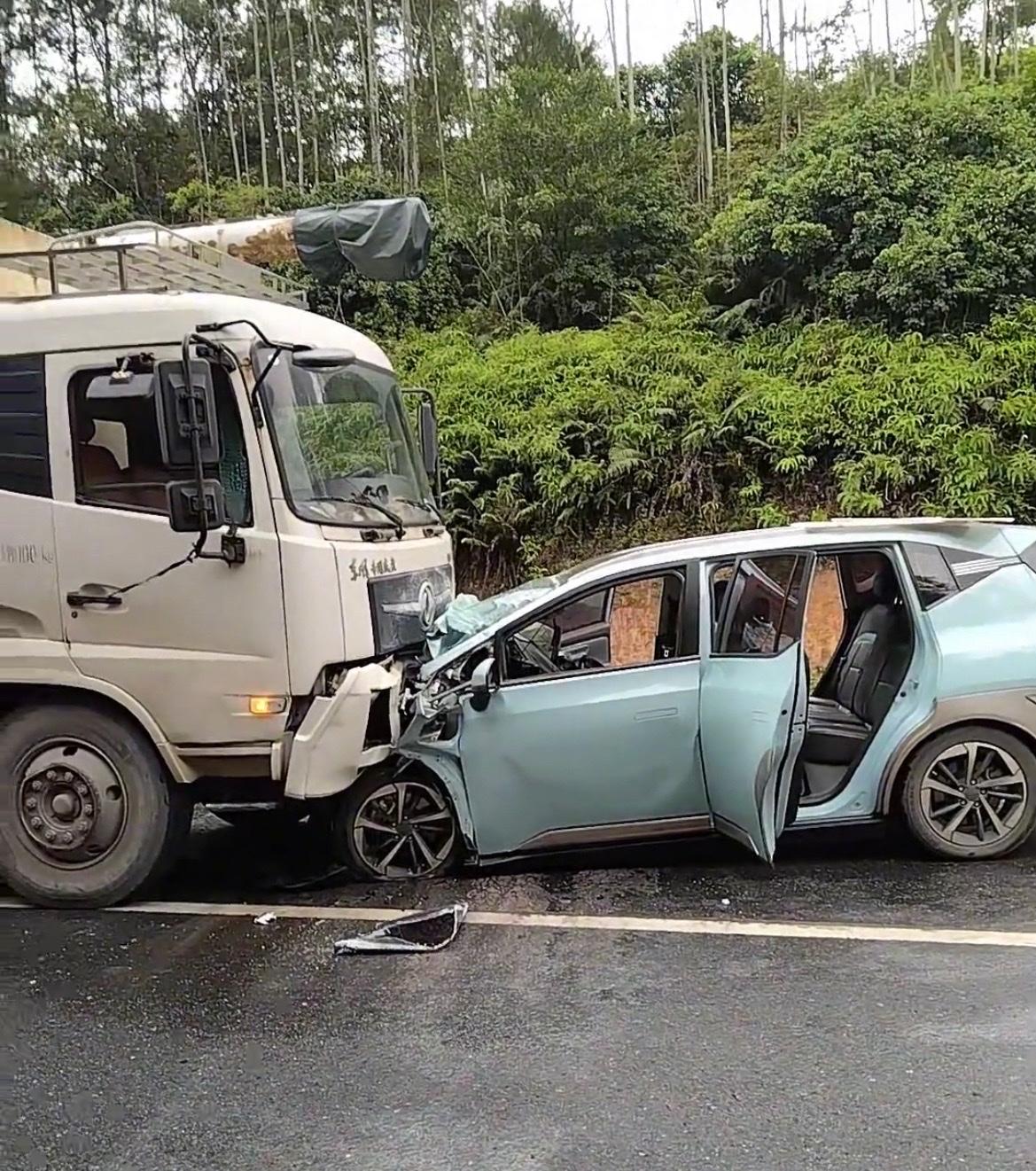 【玉林新丰路段绿牌小车和大车对撞报废】

8月27日，玉林市北宝路新丰往平政方向