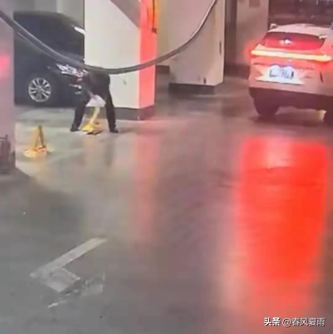 湖南衡阳一发改委的公职人员，就因为下班回小区找不到停车位，看到个带地锁的私人车位