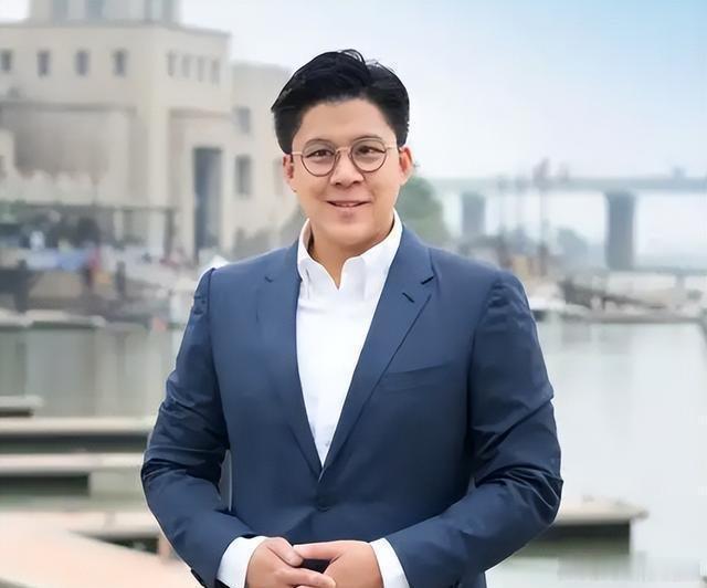 霍启刚正式履新上任，全网都在纷纷祝贺，这次职位分量不一般，贤内助郭晶晶功不可没 