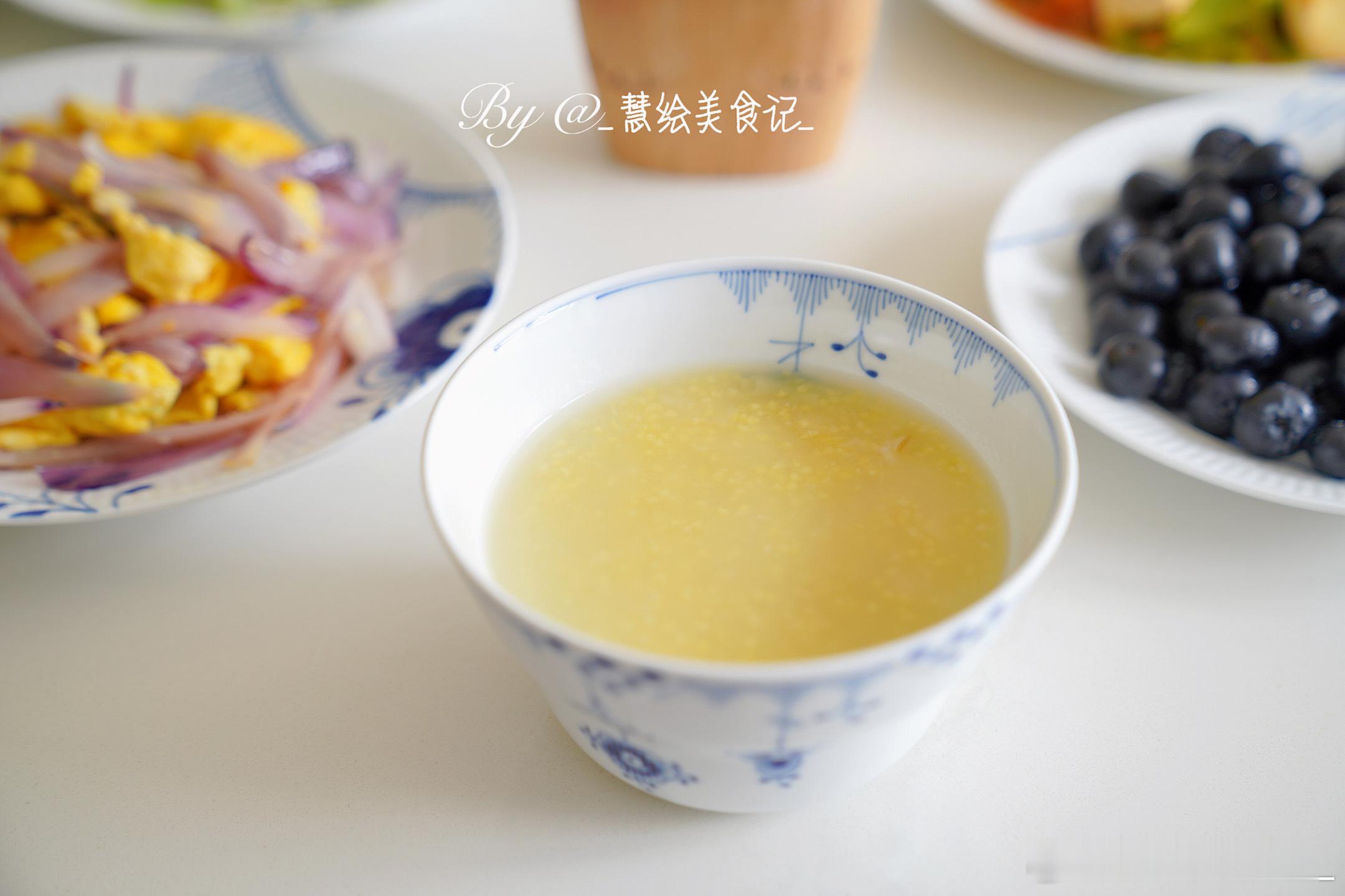 新周愉快呀🌻早饭蒜蓉丝瓜、洋葱炒鸡蛋、家常豆腐、燕麦小米粥、蓝莓~我的美食日记