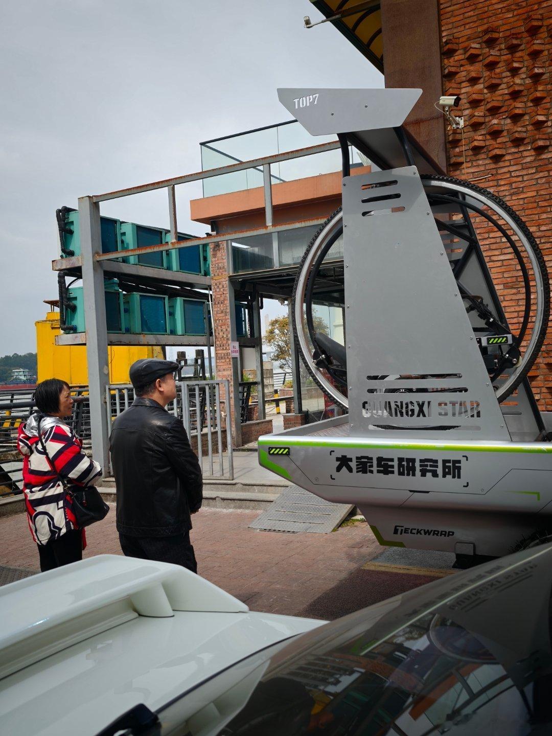 阿叔对这个他未见过的交通工具产生了浓厚的兴趣，他问我，应该很容易开吧