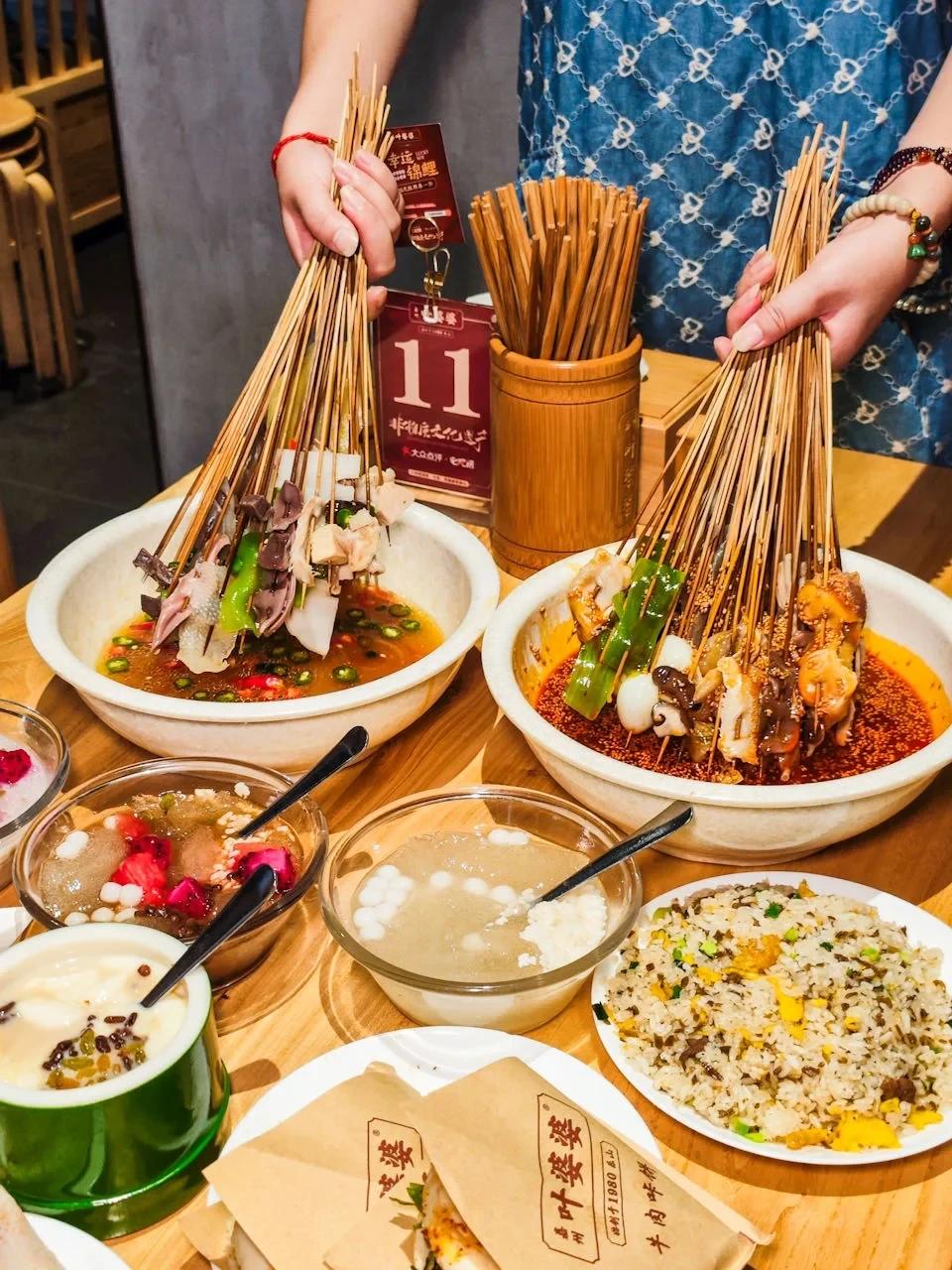 说起成都小吃，那一定得提到钵钵鸡！


说起钵钵鸡，叶婆婆可谓是无人不知！
藏在