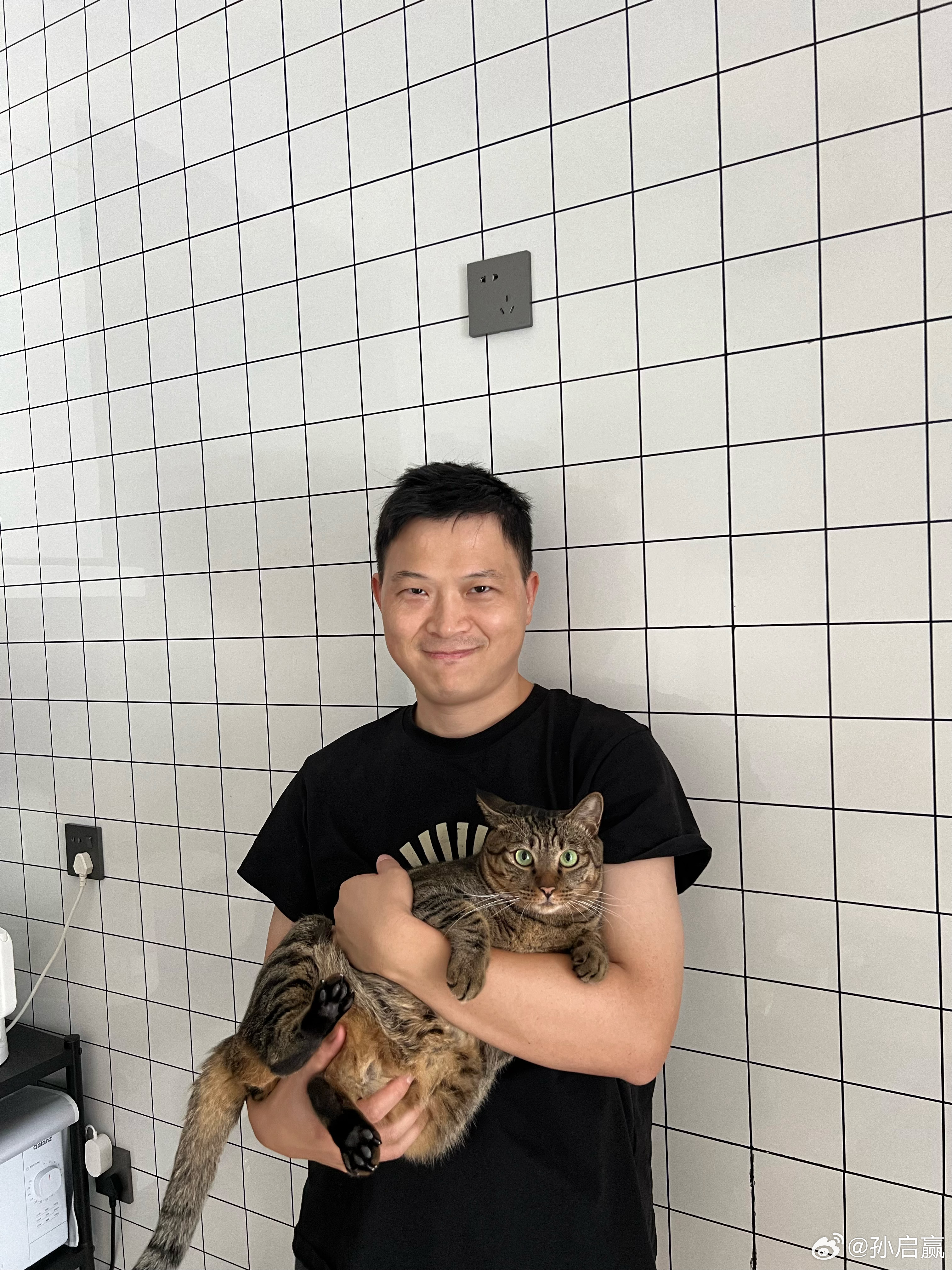 终于知道为什么有人会喜欢猫咪了，一个国庆假期相处下来，我也快要爱上这家伙了[么么