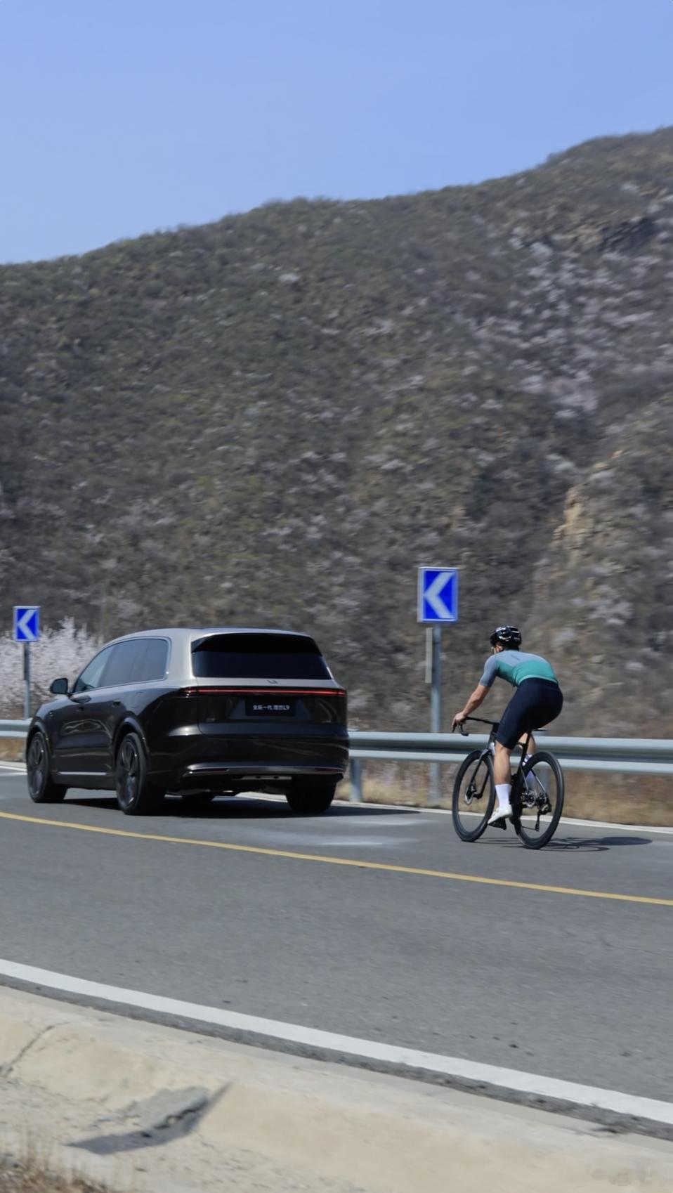 全新理想L9实车曝光 刚刷到博主发的路跑视频，直接给我看精神了！这就是理想磨了四