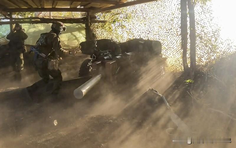 乌军举行颁奖典礼突然遭袭多人死亡 乌军这颁奖典礼开得可真是“惨烈”。据《基辅独立