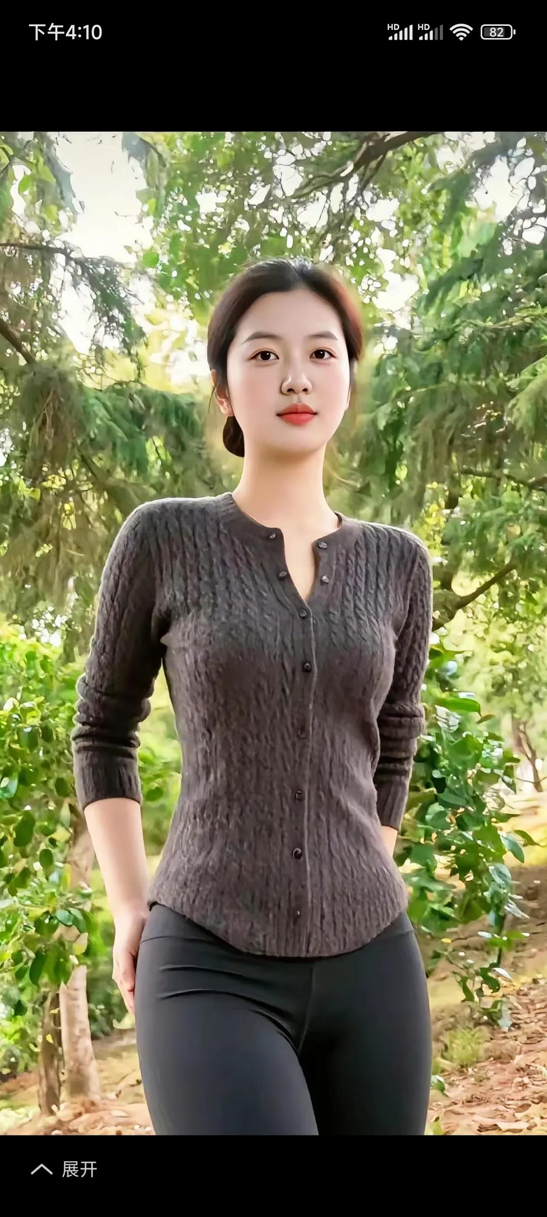 秋日穿搭指南：棕色针织衫+黑色紧身裤，轻松自在，尽显优雅气质。
棕色显气质穿搭 