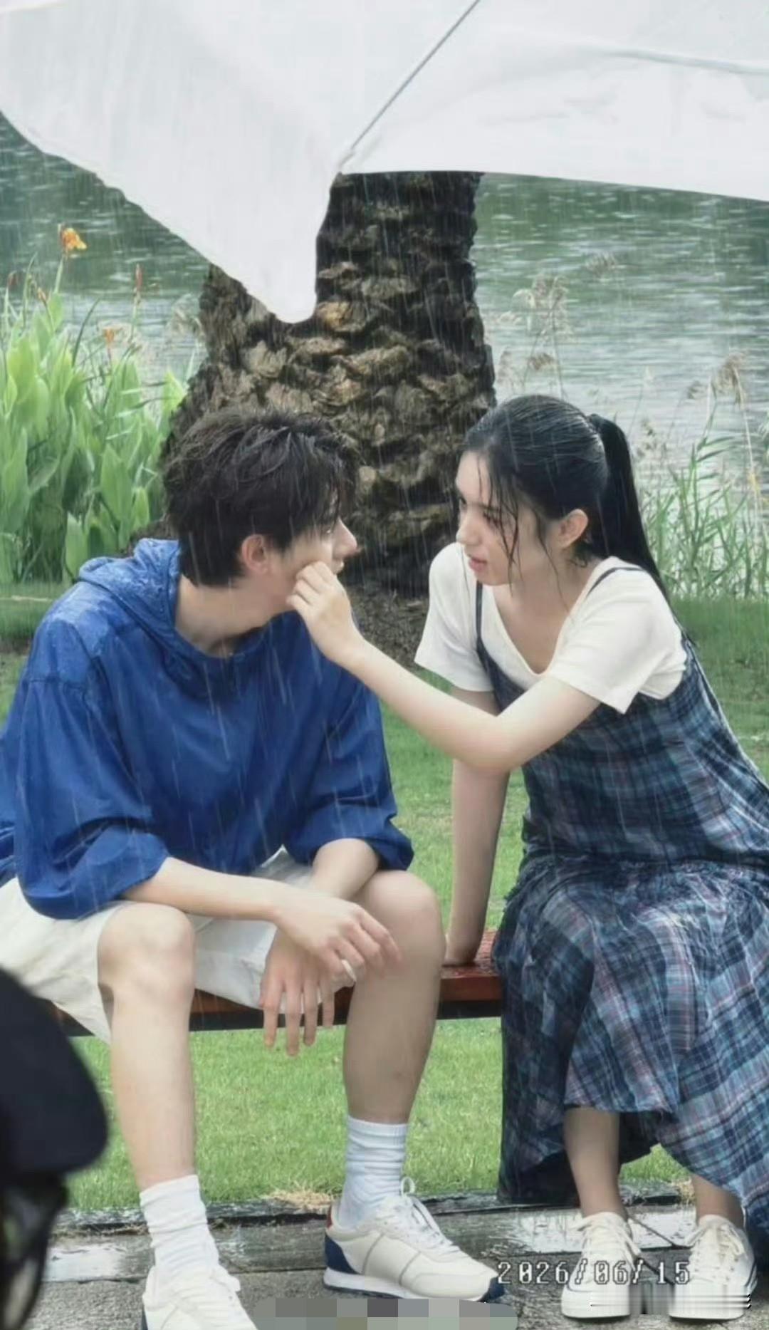 《潮热雨季未解之谜》明日官宣开机，周也、胡先煦搭档出演！剧集主打青春爱情，融入新