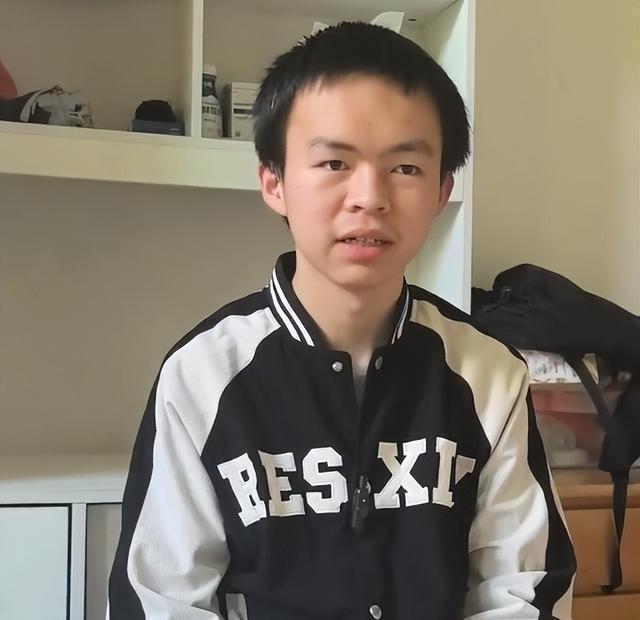 千盼万盼，贺永辉的高考分数线出来了。

“爸，我考了526分。”贺永辉攥着手机，