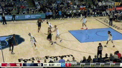 2连离谱！阿门：申京你这空接传球，真当我能飞啊。
图1-2：连着2回合空接失败，