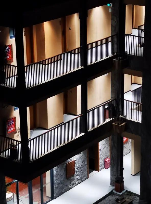 杭州萧山临浦有一家开了48年的旅馆，由八旬夫妇经营。这旅馆外观是四层老式小楼，灰